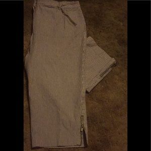 Larry Levine woman size 16 Capri zip bottom